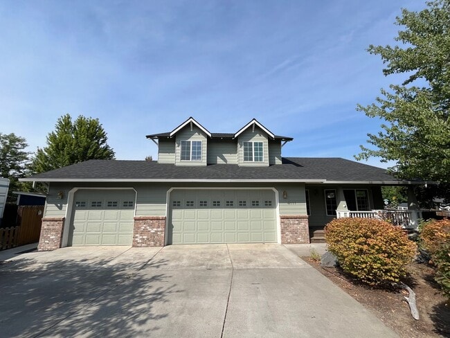 Building Photo - 3111 NE Dennis Ct