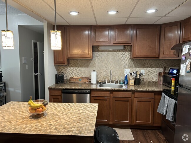 Building Photo - 3301 Beechwood Blvd Rental