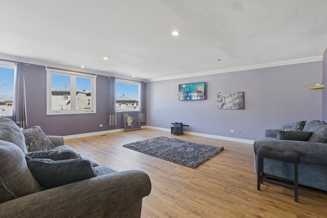 Building Photo - 1050 N Milwaukee Ave Unit 02a