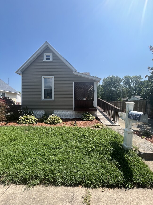 Building Photo - 1622 Spruce St Rental