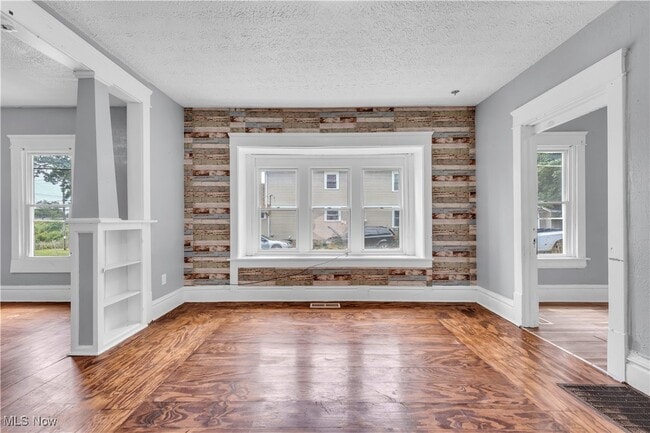 Building Photo - 1174 La Croix Ave Unit 1