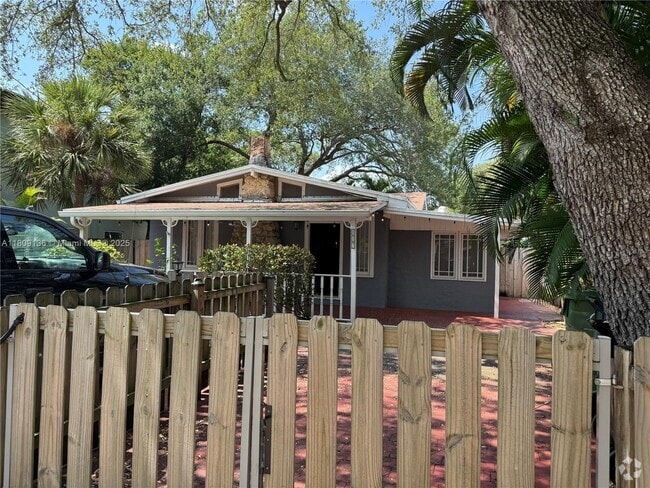 Building Photo - 817 SW 4th Ct Rental
