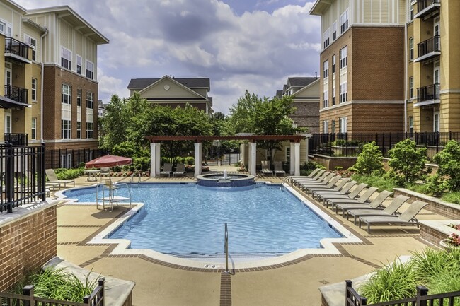 Piscina y fuente con terraza amplia - The Reserve at Tysons Corner Apartamentos