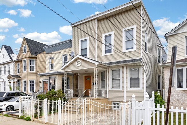 Building Photo - 26 Gautier Ave Unit 1