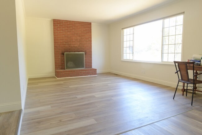 Photo - 636 Eastview Way
