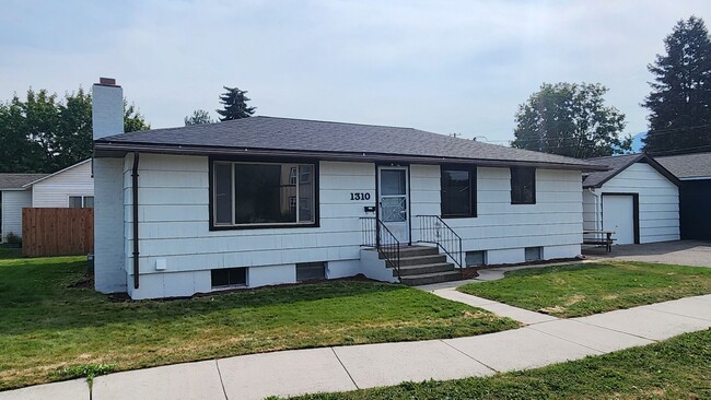 Building Photo - Beautiful Four Bedroom Two Bathroom House ...