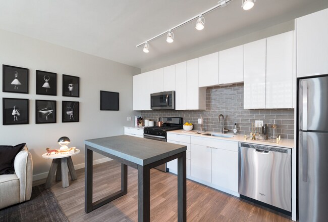 Photo - 33 W Delaware Pl Unit 14k