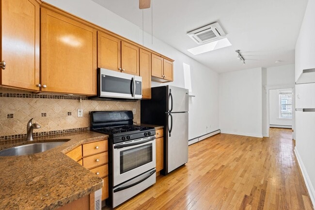 Building Photo - 349 7th St Unit 3R
