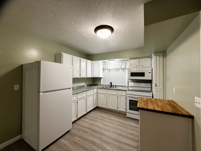 Building Photo - 412 Depot St Unit 1