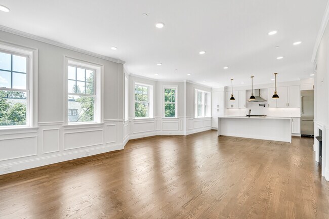 Building Photo - 128 Longwood Ave