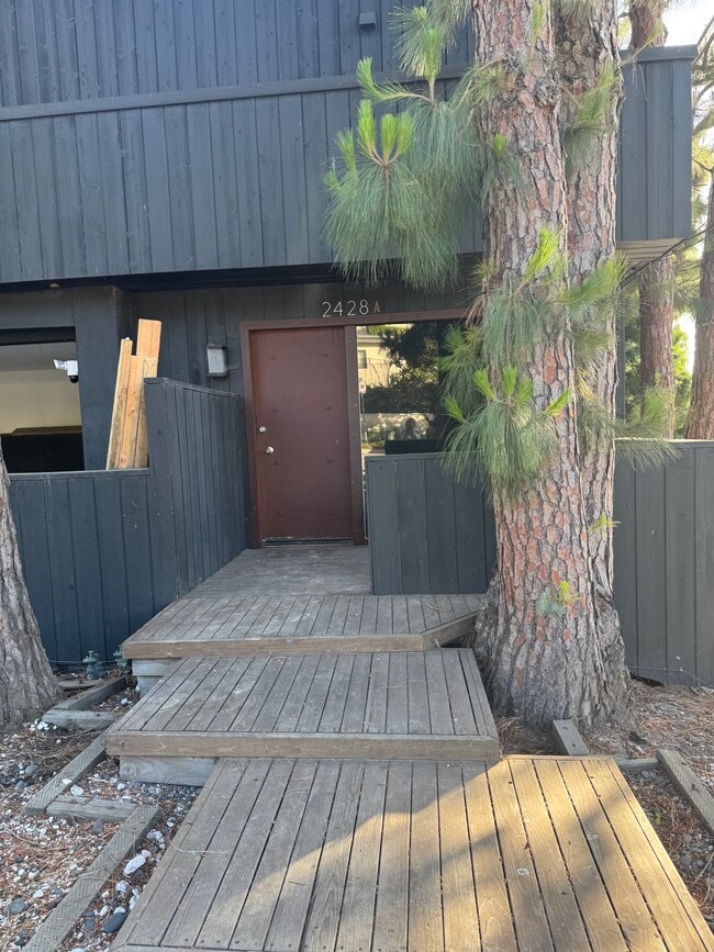 Building Photo - 2428 Beverley Ave Unit A
