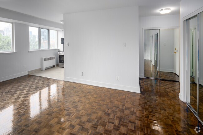 Bachelor, 1 BA - 447 SF