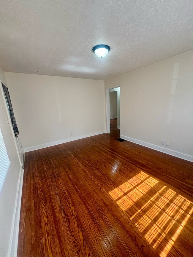 Photo - 1305 Larchmont Ave