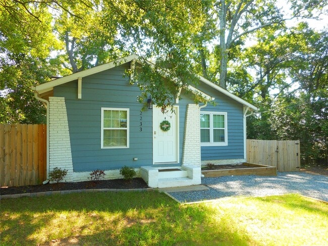 Photo - 2233 Highland St