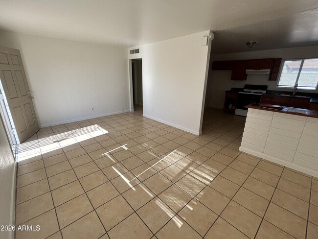 Photo - 114 W Riley Dr