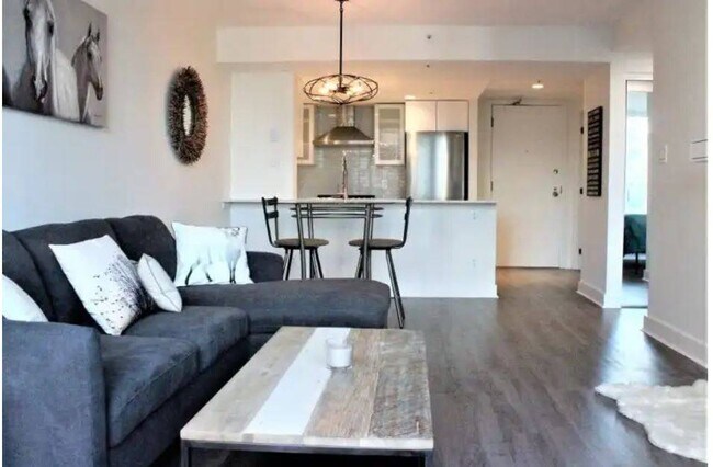 Photo - 888 Hamilton St