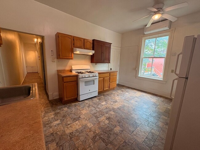 Building Photo - 727 S George St Unit 2nd Floor