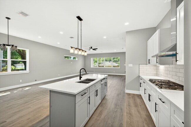 Photo - 4517 Larch Ln