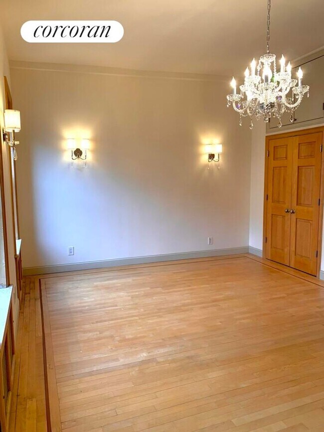 Photo - 25 W 70th St