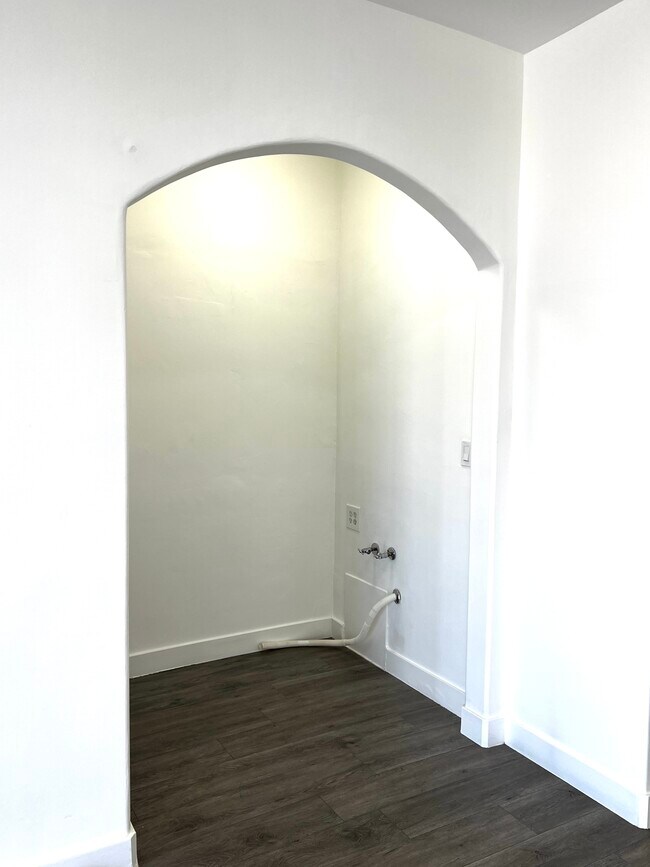 Photo - 5760 Melrose Ave