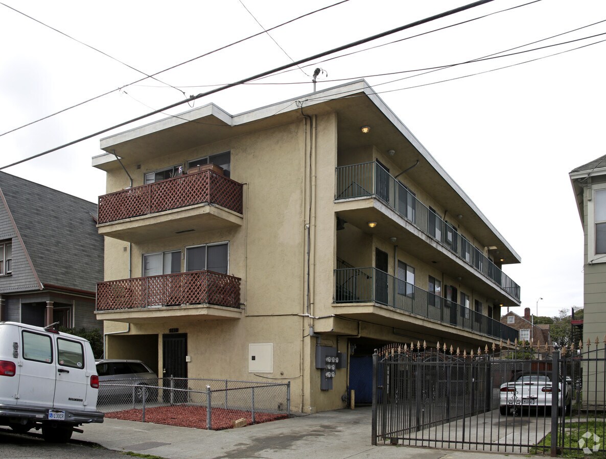 Photo - 941 37th St Apartments