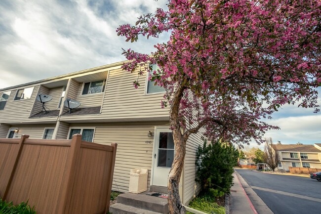 Building Photo - End Unit Townhome for Rent-move in ready N...