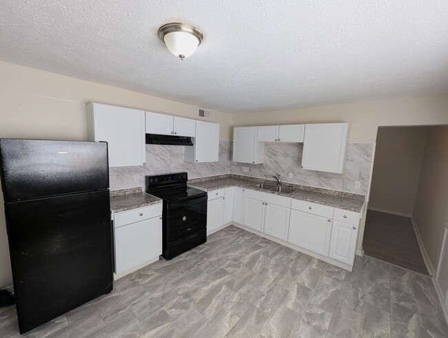 Building Photo - Room to Dream: Spacious 3-Bed in Spanish Lake Rental