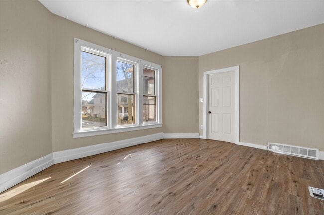 Building Photo - 26th St Milwaukee Duplex Unit 1