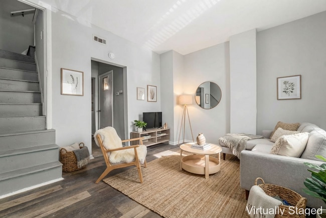 Building Photo - Freshly Updated Townhome Apartment! Unit 815