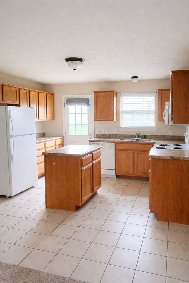 Photo - Spacious 3 Bed, 2 Bath Duplex in Prime Ozark Location