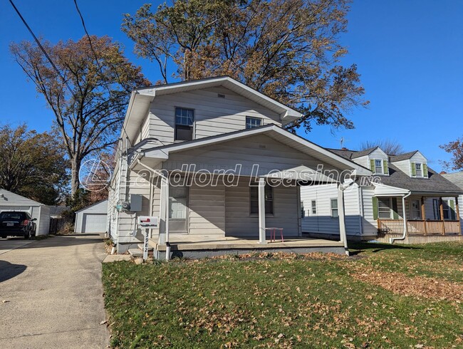 Cozy Upstairs Duplex with Balcony and Updates - Cozy Upstairs Duplex with Balcony and Updates House