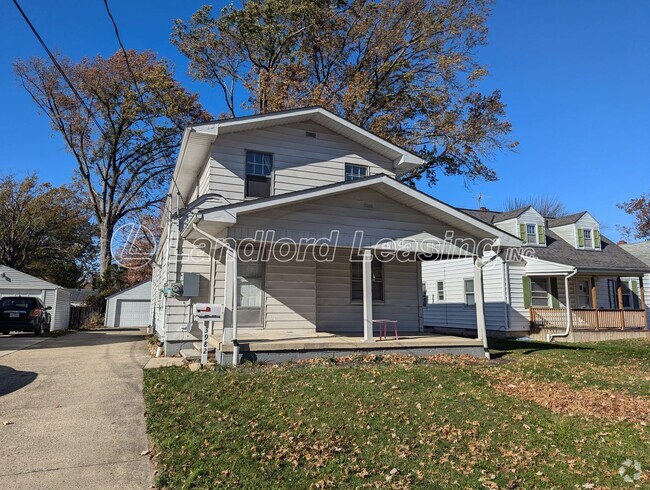 Building Photo - Cozy Upstairs Duplex with Balcony and Updates Rental