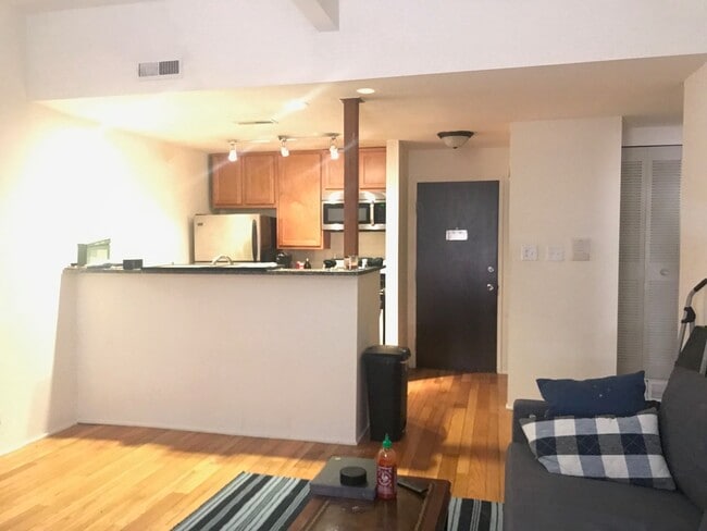 Building Photo - 1050 W Dickens Ave