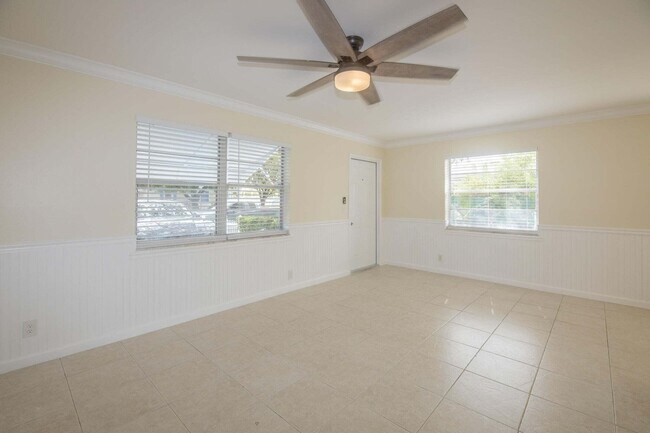 Photo - 125 S F St