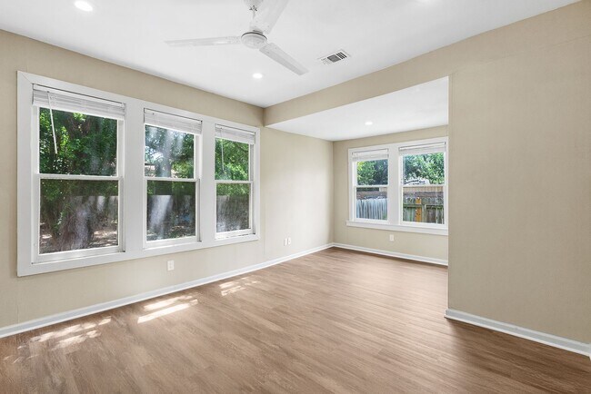 Photo - 333 W Hutchison St