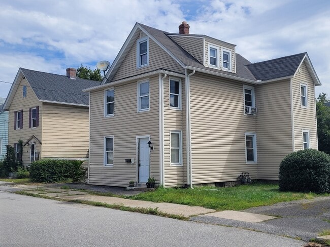 Building Photo - 24 Eagle St Unit 1 BD $1,200, 3 BD $1,800 Rental