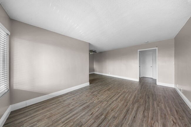 Photo - 405 W 10th St