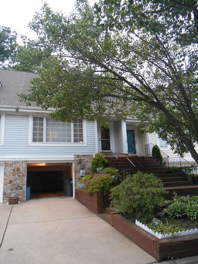 Single Family Townhome, 2 bedrooms, 3 full... - Single Family Townhome, 2 bedrooms, 3 full...