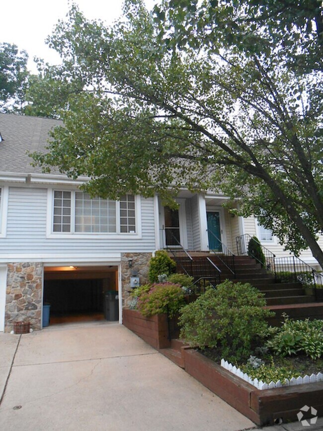 Building Photo - Single Family Townhome, 2 bedrooms, 3 full...