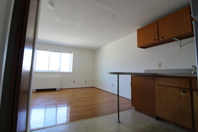 Photo - 484 Tolland St
