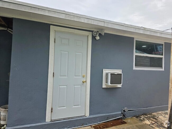 Building Photo - 6241 SW 17th St Rental