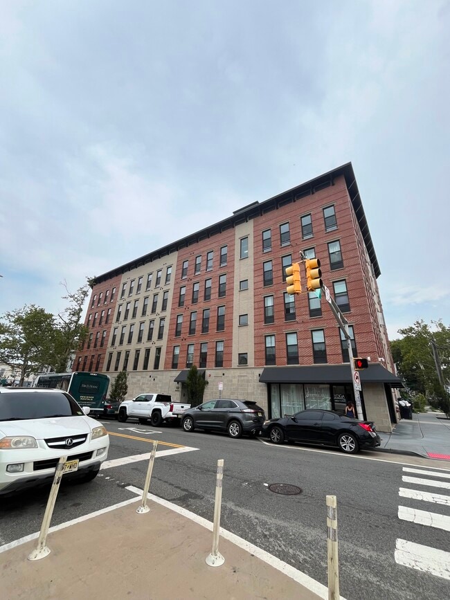 Building Photo - 135 Mallory Ave Unit 504