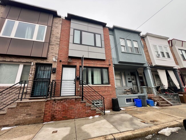 Building Photo - Luxurious 3-Bedroom Townhome in South Philadelphia! Available NOW!