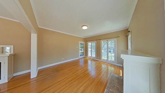 Living room - 207 W Windsor Rd Unidad 207