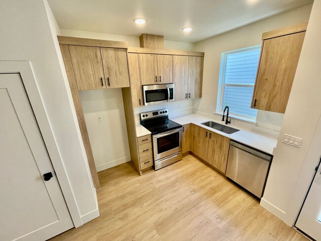 TWO WEEKS FREE RENT! Move-in Special! BRAN... - TWO WEEKS FREE RENT! Move-in Special! BRAN... Apartment Unit 6631