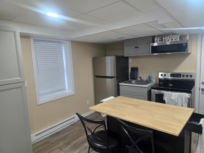 Building Photo - 5 Verdun Ave Unit Basement apartment