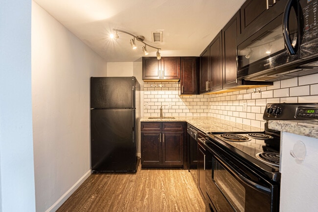 Arbor and Bottleworks - Arbor and Bottleworks Apartments