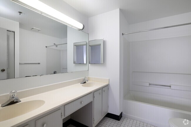 2BR, 2BA - 1,524SF - Bath