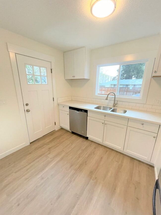 Photo - 620 SE 146th Ave