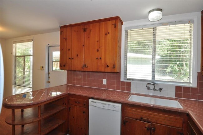 Photo - All appliances included! Great Location!